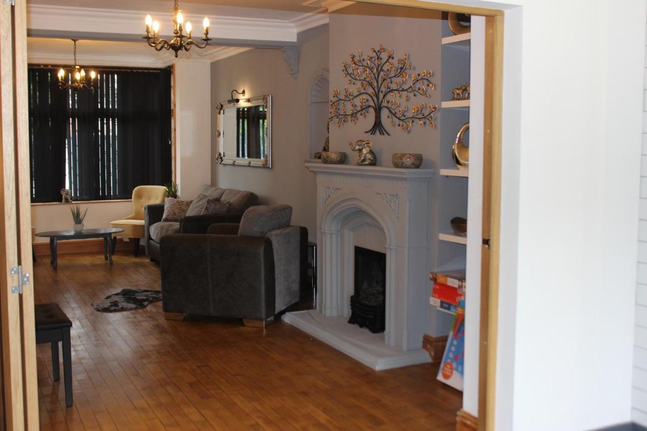 Modern Spacious House - Sleeps 16, Free Parking, Sun Terrace Nuneaton Kültér fotó
