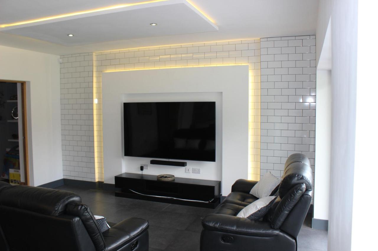 Modern Spacious House - Sleeps 16, Free Parking, Sun Terrace Nuneaton Kültér fotó