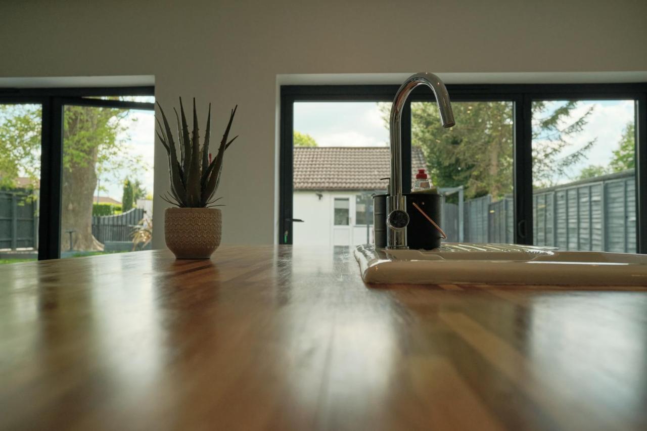 Modern Spacious House - Sleeps 16, Free Parking, Sun Terrace Nuneaton Kültér fotó