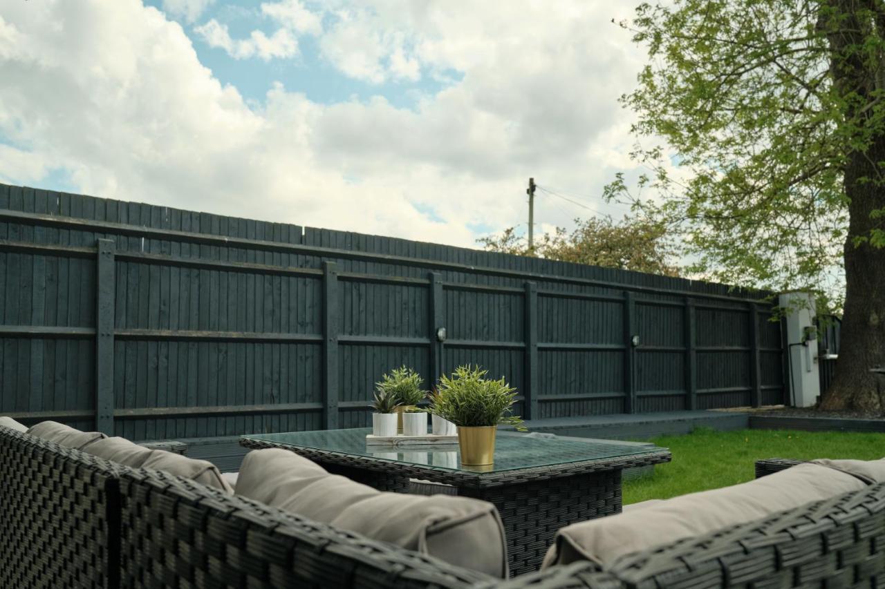 Modern Spacious House - Sleeps 16, Free Parking, Sun Terrace Nuneaton Kültér fotó