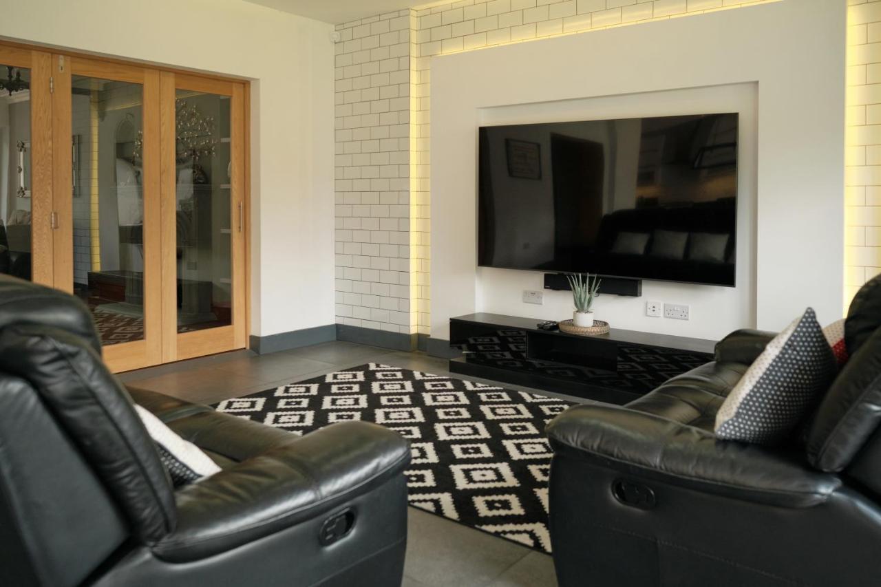 Modern Spacious House - Sleeps 16, Free Parking, Sun Terrace Nuneaton Kültér fotó